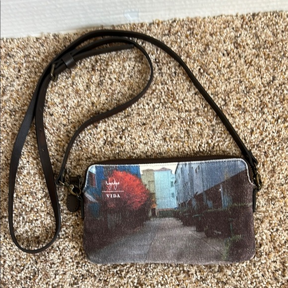 VIDA Handbags - Vida crossbody scenic city scene clutch bag.